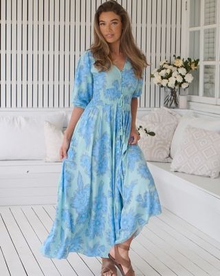 Je tady! Očekávaný střih Indiana v nové modré! Dámy, máte se na co těšit – vaše oblíbené šaty Indiana letos přicházejí v...