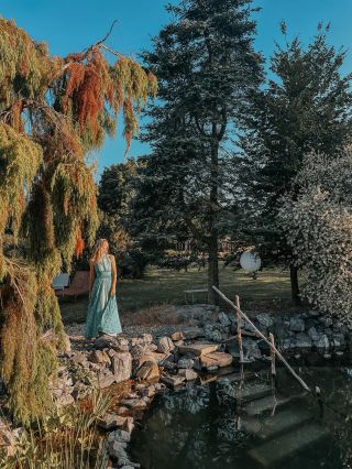 @po.spolu ⛺️✨ Nádherné místo pro odpočinek a uzemnění. Děkujeme určitě se vrátíme 💛🌙 • šaty TRANGUILITY ENDLESS SUMMER