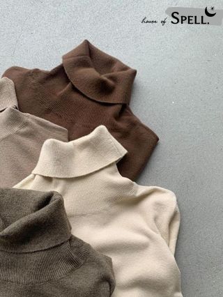 Vrstvení, které má styl ✨ Pod naše šaty skvěle padnou tenké roláky, trička i topy s výstřihem do V – ideálně z kvalitních...